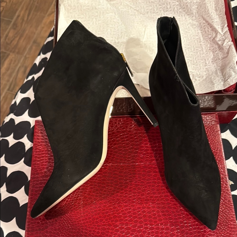Black Heeled Boots with High Pointed Toe and V-Shaped Opening